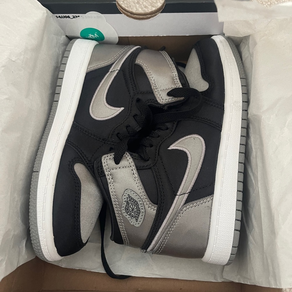 Jordan 1 Retro High OG Kids Black and Silver Sneakers - Picture 1 of 4